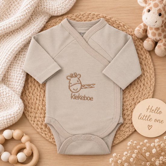 Baby Cadeauset Romper & Babyschoentjes – Kiekeboe Giraffe – Zwangerschapsaankondiging Baby 2027 – Babyshower & Kraamcadeau — afbeelding 2
