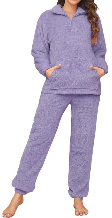 Model in een zachte lila fleece pyjamaset met opstaande kraag, rits en bijpassende broek.
