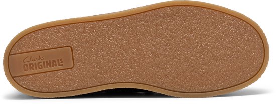 Onderkant van zwarte suède veterschoen met 'clarks originals' logo op de crêpezool.