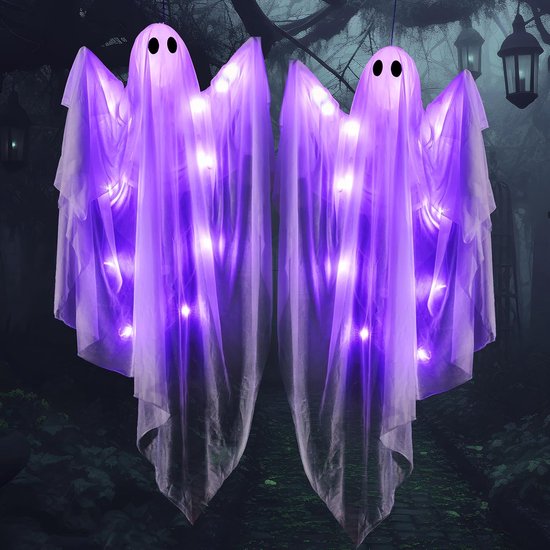 Twee paarse spookdecoraties met LED-verlichting in een duistere tuin.