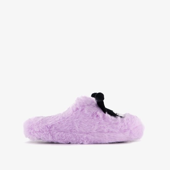 Zijaanzicht van een lila pluizige pantoffel met een Kuromi-decoratie aan de achterkant.