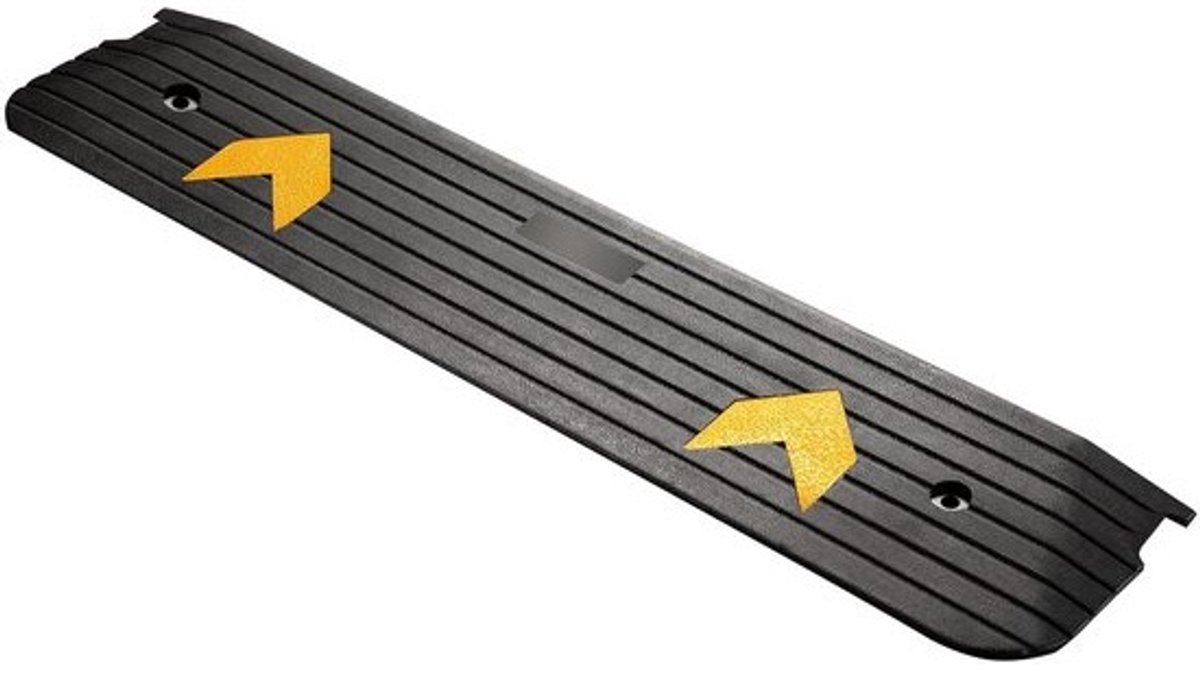 Oprijplaat Rubber - Drempelhulp Stoeprand - Veilig Passeren - Met Reflectoren - 113x24x2.5cm - Zwart