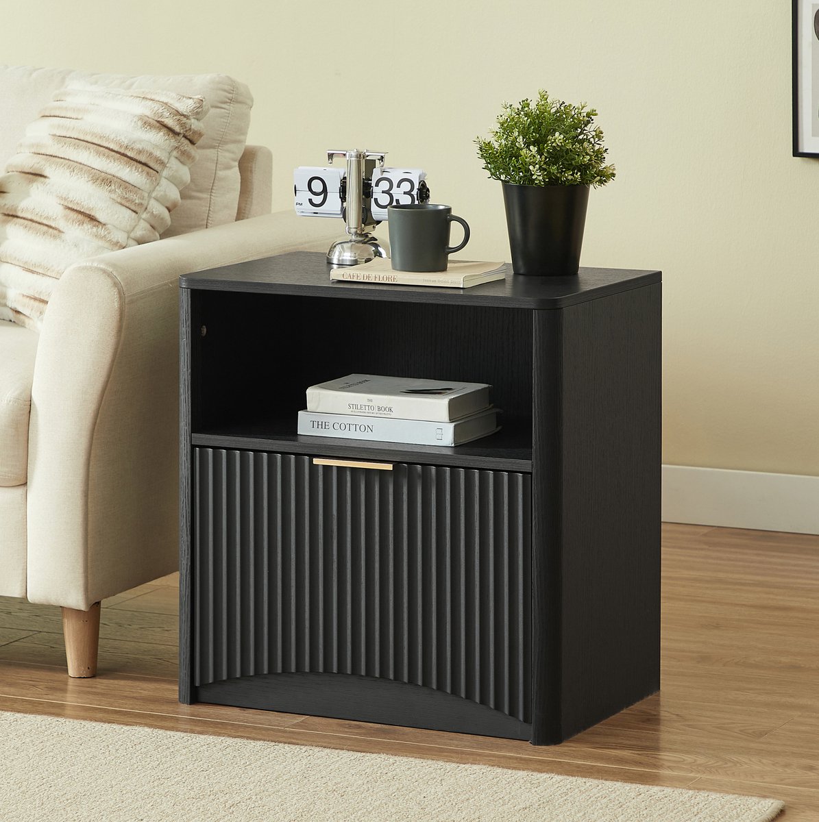 MODFU-Bedtafel-Zwart-Rillenstructuur-Met Open Vak-En Lade-Gouden Handgreep