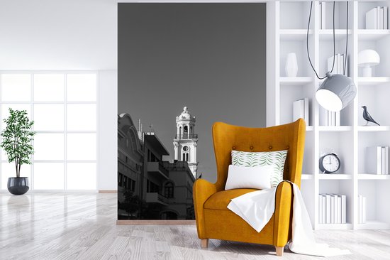 Behang - Fotobehang Uitsnede van hoog gebouw in Dominicaanse Republiek in zwart-wit - Breedte 225 cm x hoogte 350 cm