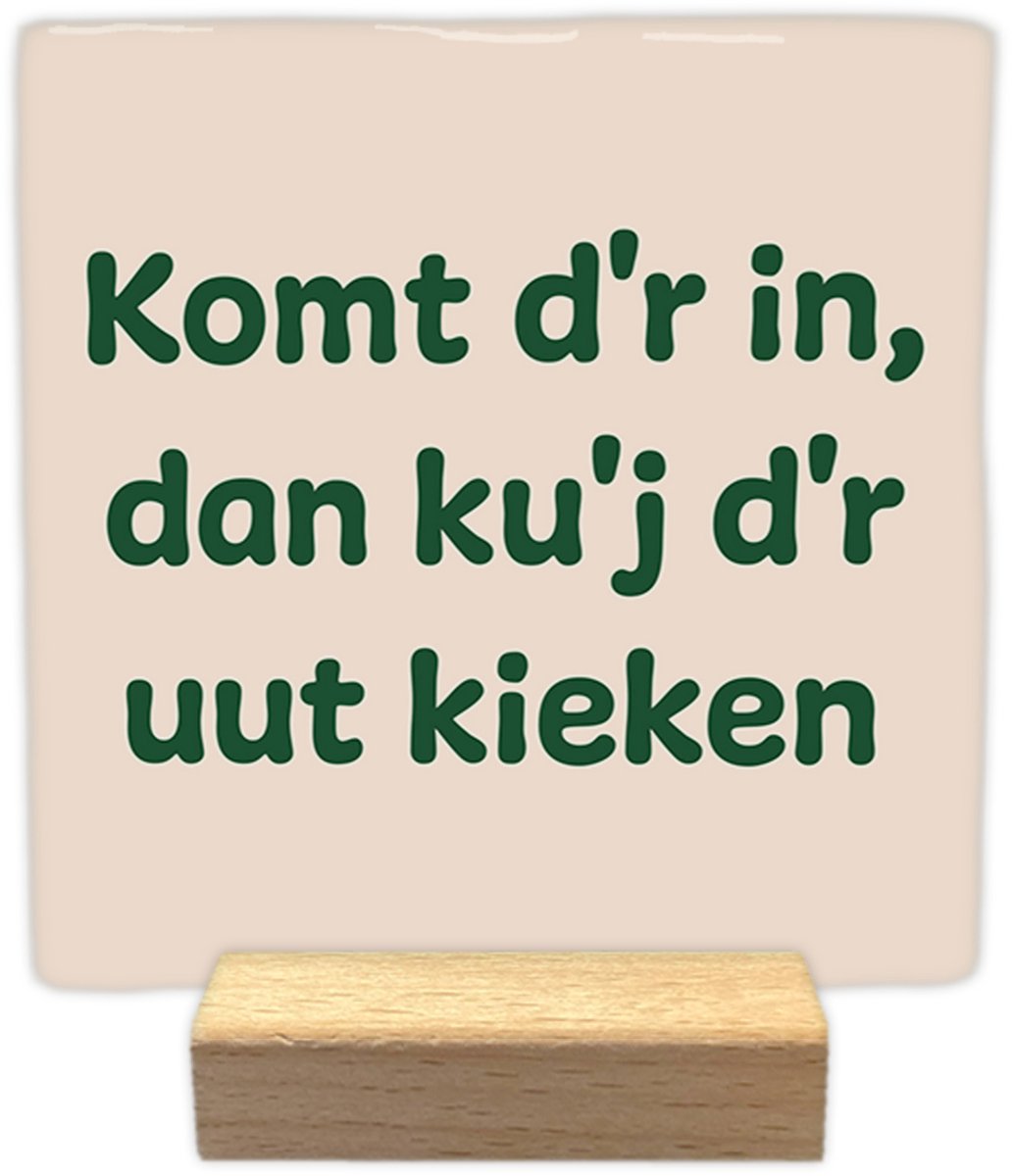 Artige Decoratie tegeltje met tekst - Komt d'r in, dan ku'j d'r uut kieken - keramisch - 10x10 cm - inclusief houder Beige
