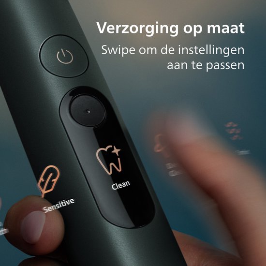 Vinger veegt over het display van een donkergroene Philips Sonicare tandenborstel, waarbij de poetsstanden worden aangepast.