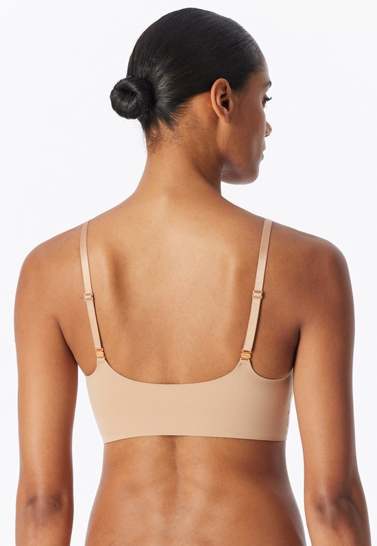 Achterkant van de beige, naadloze bustier met rechte bandjes en verstelbare sluitingen.