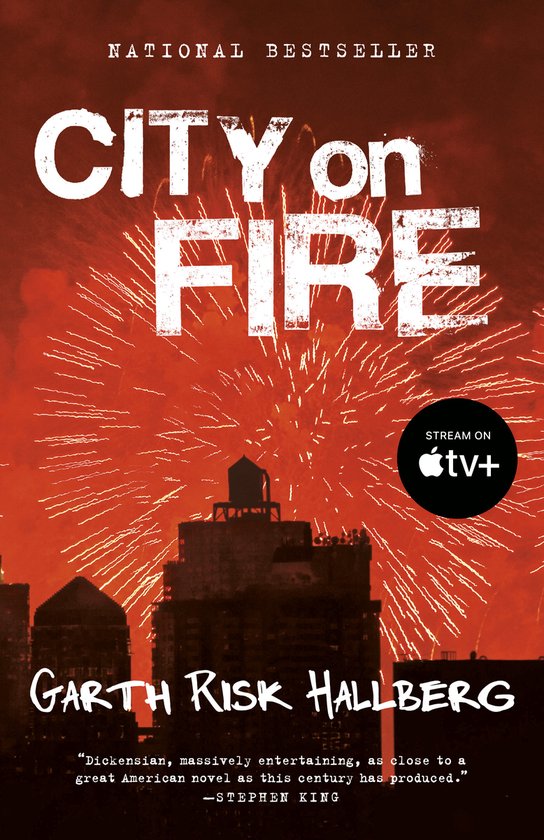 Boekcover 'City on Fire' met vuurwerk boven een stad en de tekst 'National Bestseller' en de naam van de auteur Garth Risk Hallberg.