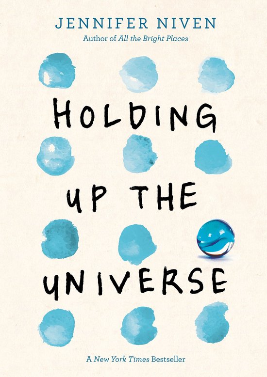 Boek "Holding Up the Universe" van Jennifer Niven, met blauwe aquarelvlekken en een knikker.
