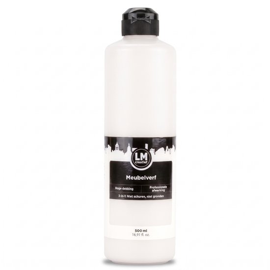 Witte plastic fles van 500 ml met zwarte dop en een etiket met 'LM creatief Meubelverf'.