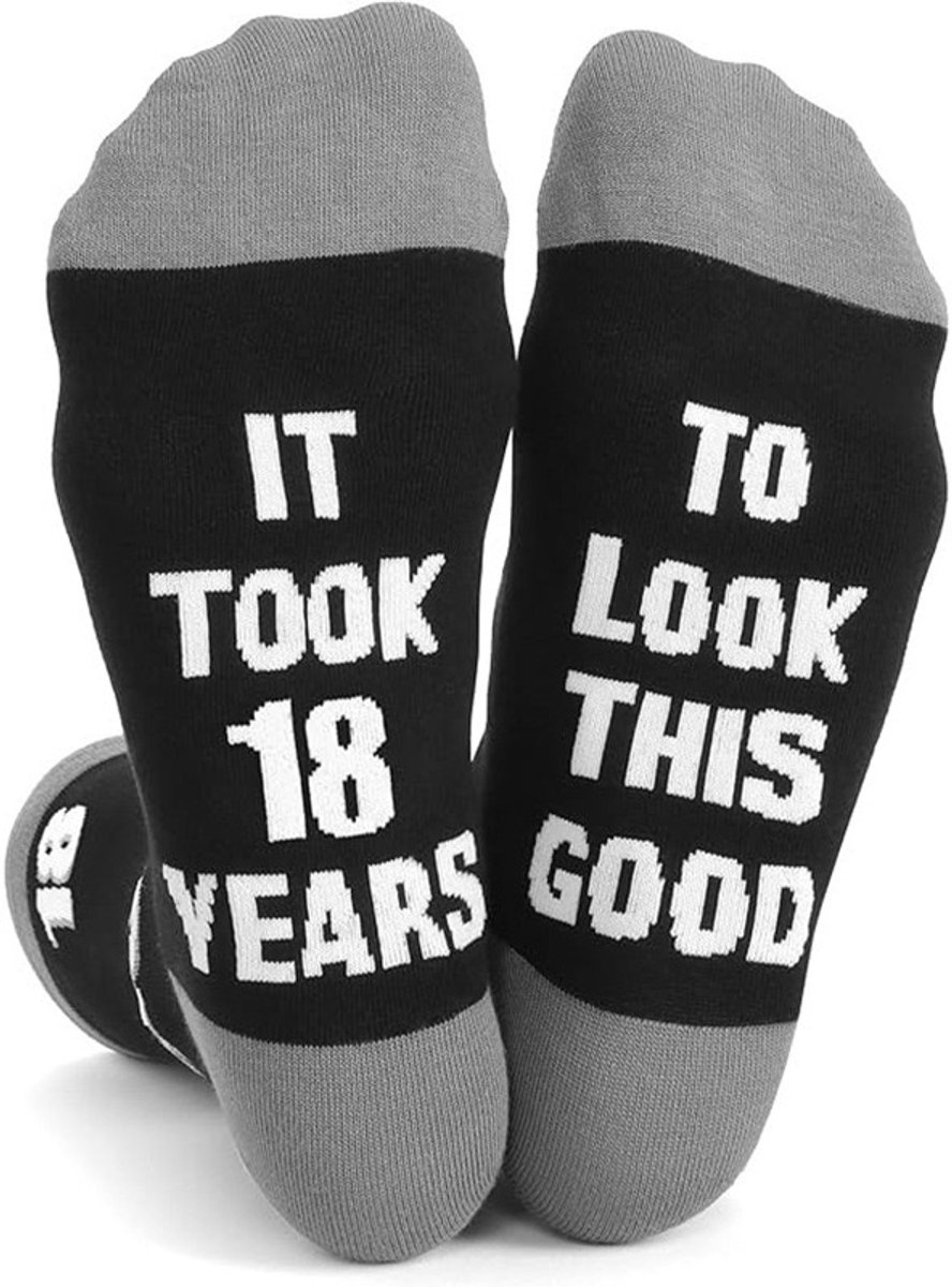 SilverAndCoco® - 18 Jaar Sokken / Gekke Vrolijke Foute Kleding / Leuke Grappige Dikke Warme Socks / Verjaardag Geschenk Sok Outfit Katoen / Vrouw Man Sinterklaas Schoen Kerst Cadeau met Tekst - Achttien Versiering Happy Birthday