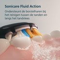 Sonische vloeistofactie ondersteunt de borstelharen bij het reinigen tussen en langs de tanden.