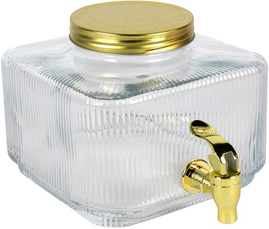 Vierkante glazen drankdispenser met geribbeld glas en een gouden kraantje en deksel.