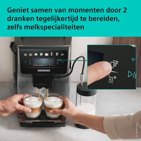 Twee handen houden glazen latte macchiato onder Siemens volautomaat espressomachine. Melkreservoir ernaast.