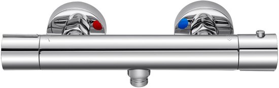 Chrome thermostaatkraan met rode en blauwe knoppen, en een centrale uitlaat aan de onderkant. Op een witte achtergrond.