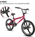 Rode BMX fiets met '4 pegs' en een uitvergroot detail van de pegs.