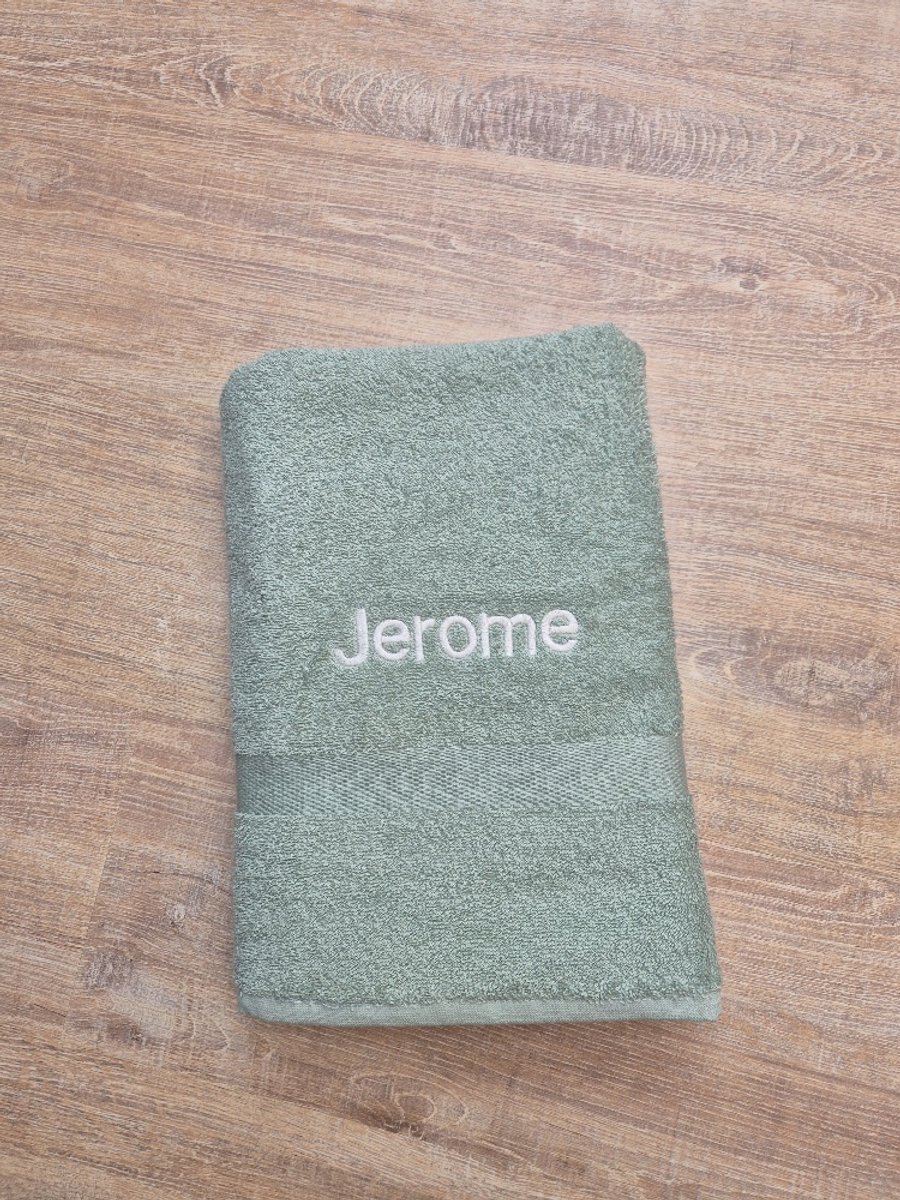 Gepersonaliseerde handdoek stone green met naam geborduurd