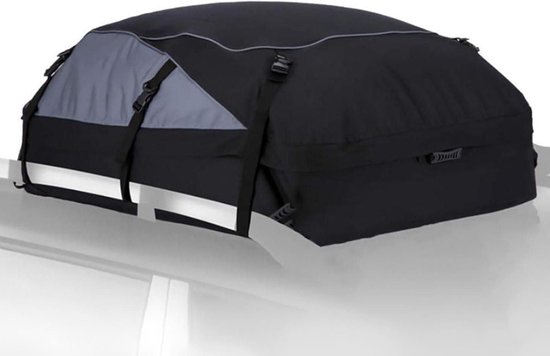 Zwarte en grijze flexibele dakkoffer met reflecterende strepen, vastgezet op een autoverzekering.
