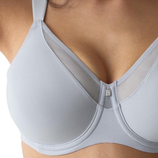 Close-up van een lichtblauwe minimizer bh met mesh-details bij de cups en een klein logo.