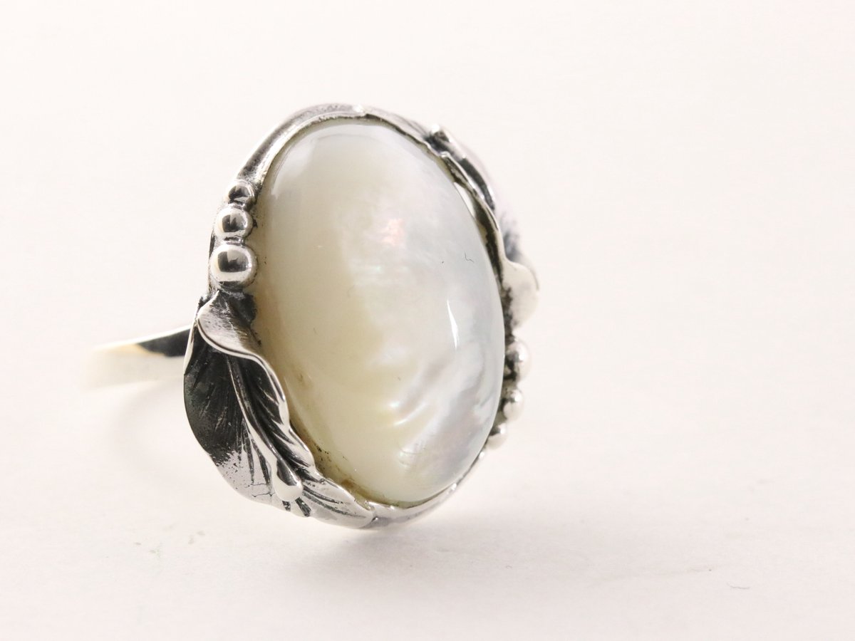 Bewerkte zilveren ring met parelmoer - maat 19