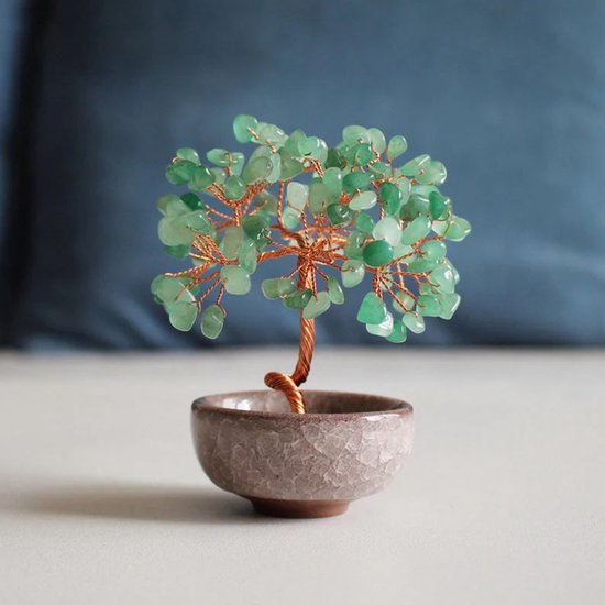 Petit arbre en fil de cuivre aux feuilles d'aventurine verte dans un pot gris.
