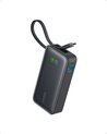 Zwarte Anker powerbank met ingebouwde USB-C kabel, digitale display en draaglus.