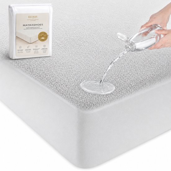 Een witte matrasbeschermer met een grijze textuur, waarop water wordt gegoten om de waterdichte eigenschap te tonen. Verpakking met 'Eliass Matrashoes Waterdicht'.