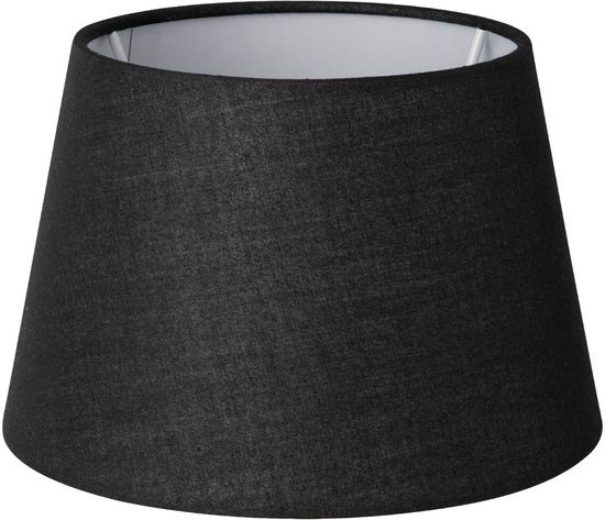 Abat-jour conique noir en tissu avec intérieur blanc, isolé sur blanc.