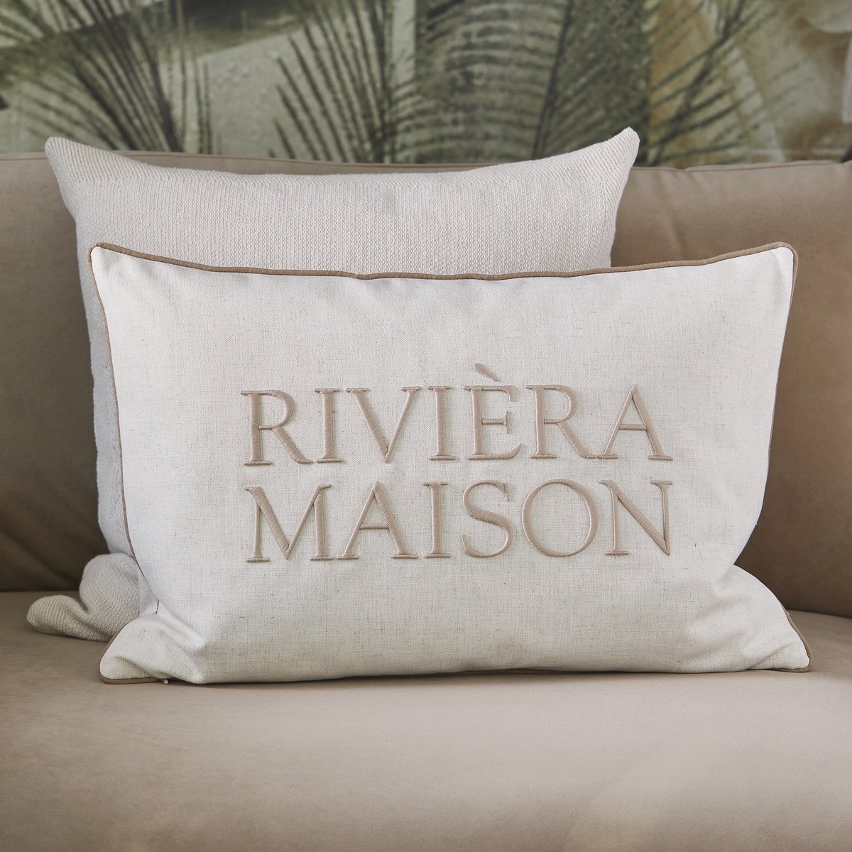 Rivièra Maison Samone Pillow 65x45 cm – Wit sierkussen met RM-logo – Luxe woonaccessoire