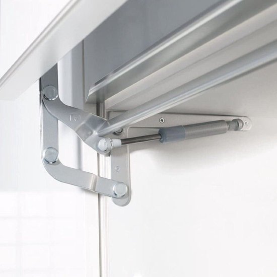 Grijze metalen lift-o-mat gasveer bevestigd aan een witte kast.