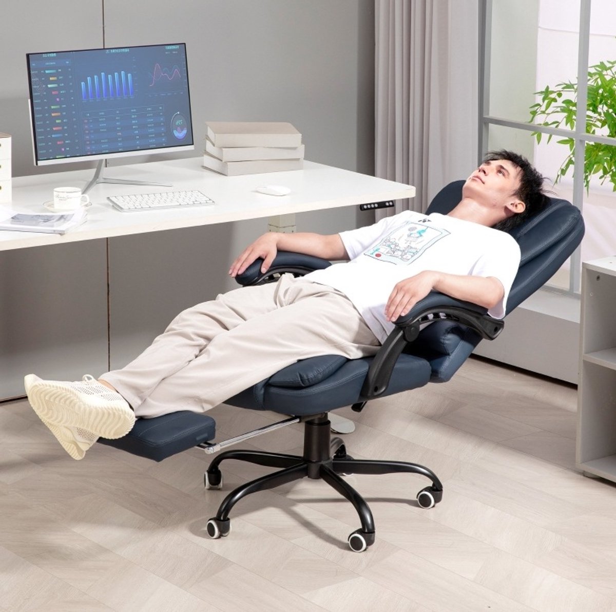 MEUNIQ massage bureaustoel 67 x 67 x 111-121 cm met 7 vibratiepunten, uitschuifbare voetsteun, verstelbare rugleuning 90-155°, 360° draaibaar en wielen, blauw
