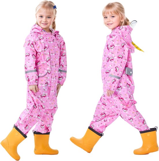 Meisje in roze regenpak met eenhoornprint en gele laarzen, van voren en van opzij. Het regenpak heeft een capuchon en reflecterende strepen.