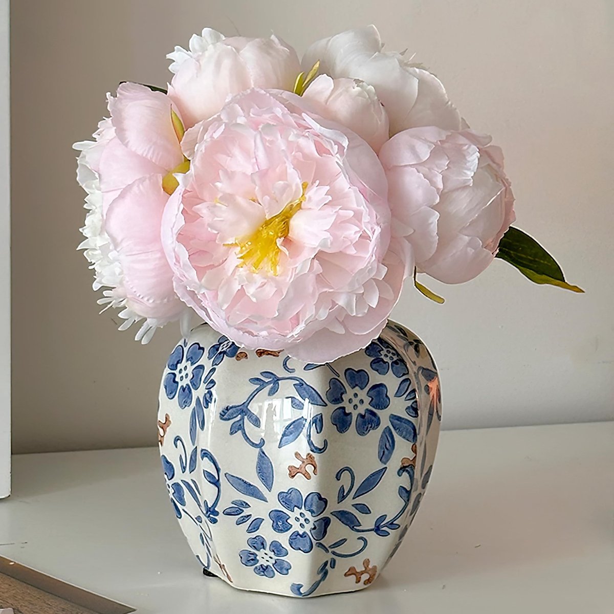 Dailygoods- Kunstbloem Lichtroze - Porseleinen Vaas - Kunstbloemen Boeket - Nepplanten Voor Binnen - Kunstbloemen Met Vaas - Meesterwerk Van Detail - Nepplant