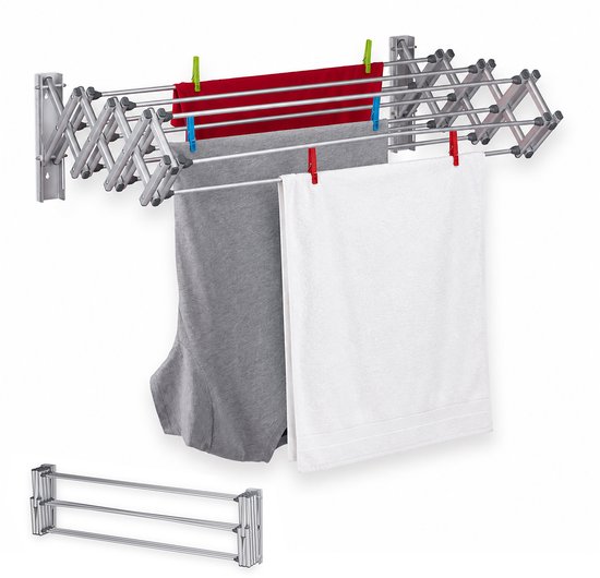 Uitschuifbaar aluminium droogrek aan muur met rode en grijze wasgoed, en apart een ingeklapt rek.