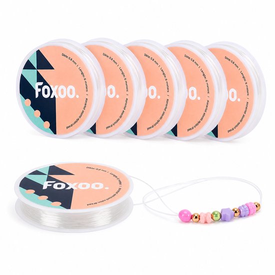 Vijf rollen Foxoo elastisch draad opgestapeld, met een rol op de voorgrond en een kraalketting.