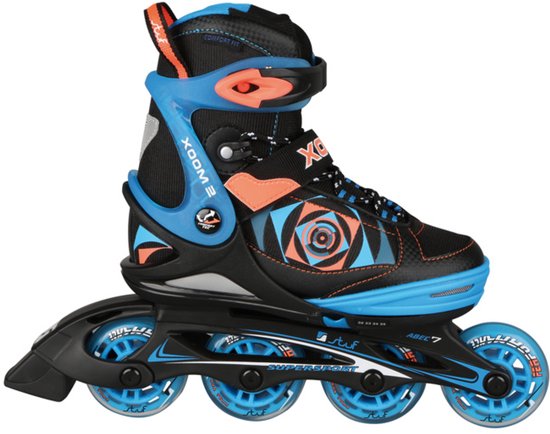 Patins à roulettes noirs avec accents bleus et oranges, logo 'XOOM 2'.