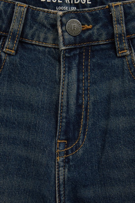 Detailopname van de knoopsluiting en naden van een jeans met BLUE RIDGE knoop.