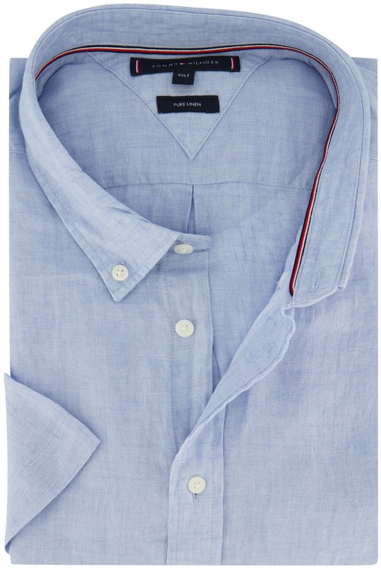 Blauw effen linnen Tommy Hilfiger overhemd met witte knopen en Tommy Hilfiger logo.