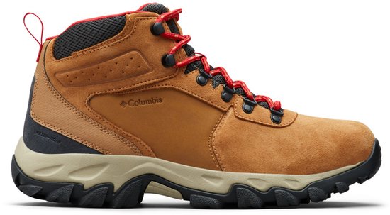 Bruine wandelschoen met rode veters en "WATERPROOF" tekst.