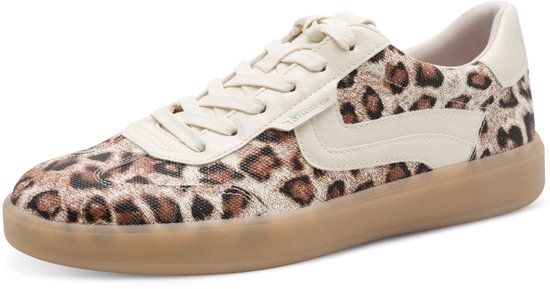 Zijaanzicht van een beige Tamaris sneaker met panterprint, beige veters en lakleren details.