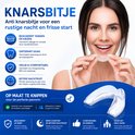 Vrouw met een knarsbitje in de hand. Knarsbitje beschermt tanden en kiezen, ontspant kaak, en zorgt voor betere nachtrust.