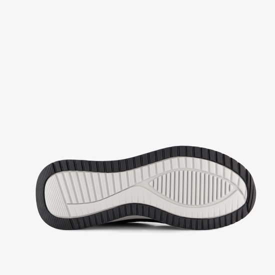 Zool van zwarte sneaker met een wit en zwart gestreept patroon.