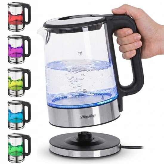 Hand houdt glazen waterkoker met blauw verlicht water vast, met collage van kleuren waterkokers.