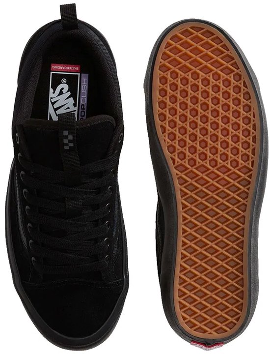 Boven- en onderkant van een zwarte Vans sneaker. De zool is van bruin rubber met wafelprofiel.