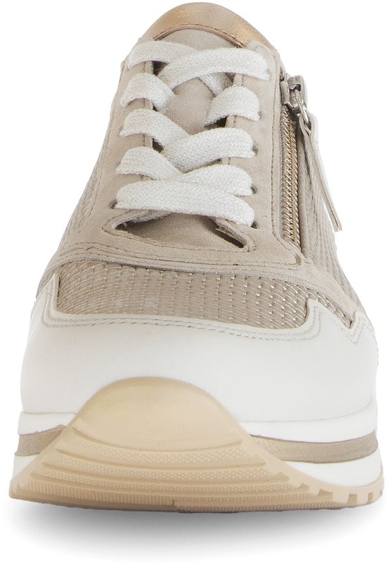 Vooraanzicht van een beige leren sneaker met witte en goudkleurige details en veters.