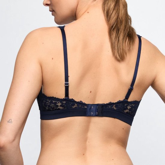 Donkerblauwe kanten bralette met verstelbare bandjes en sluiting op de rug.