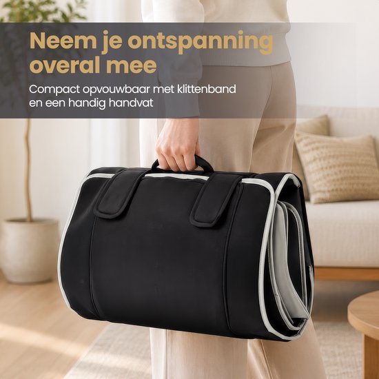 Persoon draagt opgevouwen zwarte massagemat met handvat. "Neem je ontspanning overal mee".