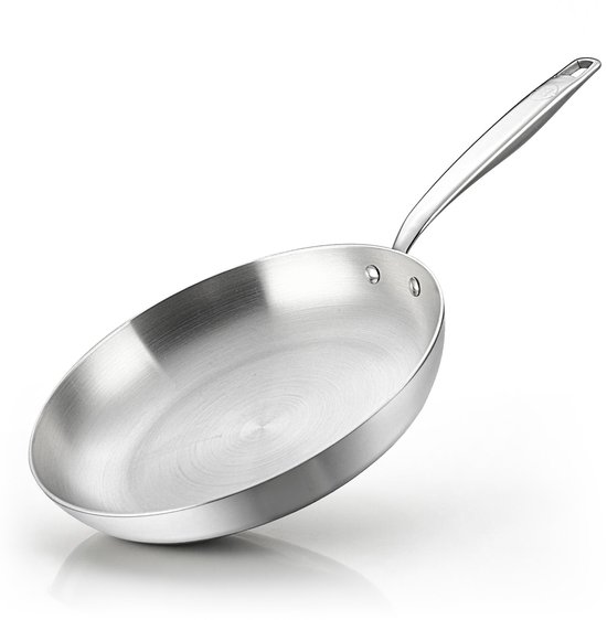 Een zilverkleurige, roestvrijstalen koekenpan met een lange steel, op een witte achtergrond.