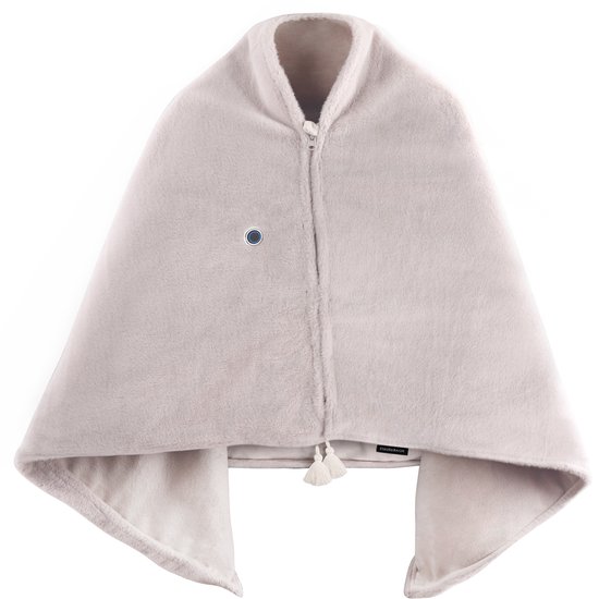 Antraciet STAUS&BACH Solace draadloze verwarmde poncho, gedragen over de schouders