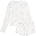 Witte pyjamaset met rode hartjes, bestaande uit een shirt met lange mouwen en een korte broek.